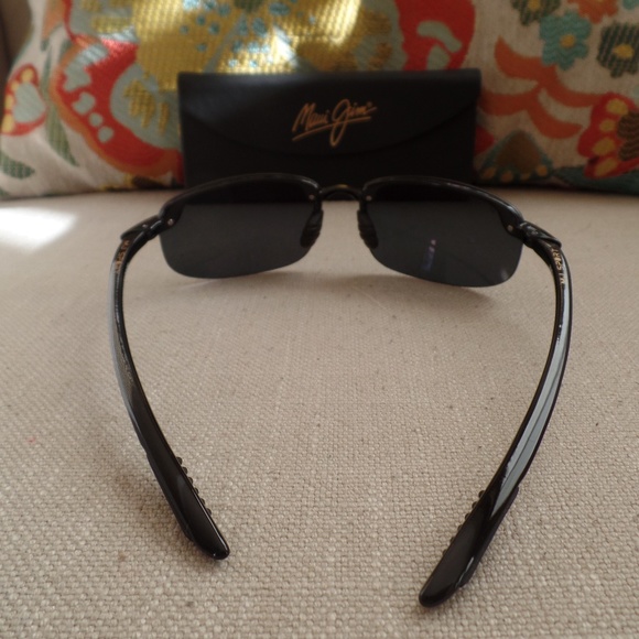 NEW Maui Jim HO'OKIPA - Gloss Black w/ Grey Lens - Picture 6 of 7
